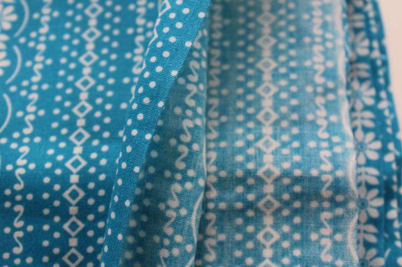 70s vintage cotton fabric, flower stripe white daisy chain on aqua blue