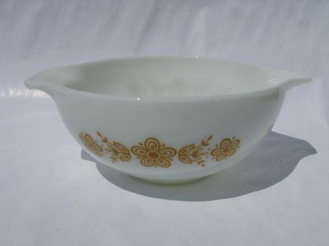 Butterfly Gold pattern vintage Pyrex kitchen glass bowl, 2 1/2 qt