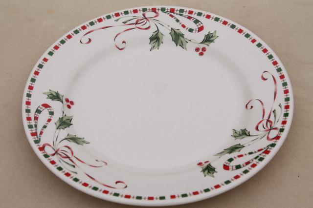 Gibson Festive Traditions Christmas holly pattern dinnerware set for 8