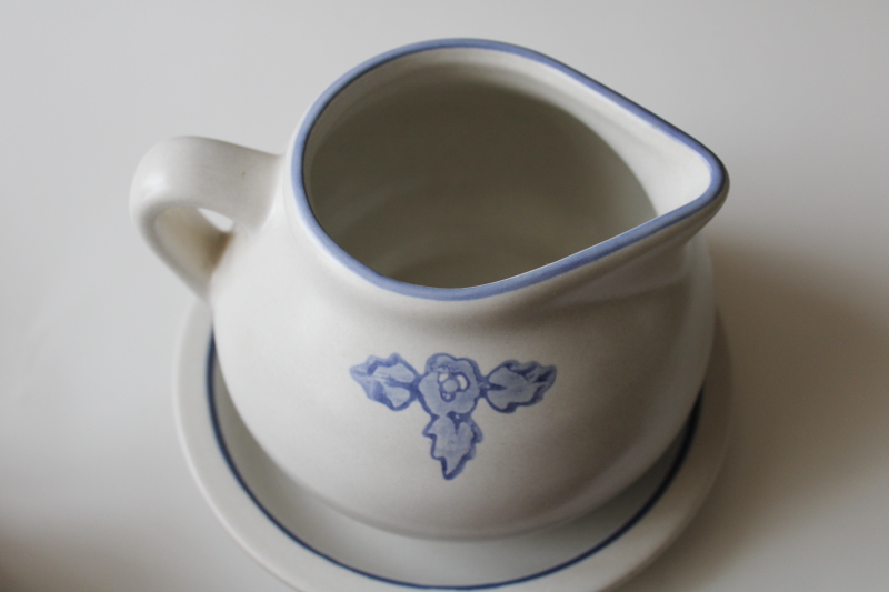 Pfaltzgraff Yorktowne blue print stoneware gravy or sauce pitcher w/ plate