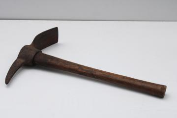 WWII vintage US Army trenching pick hand tool w/ original wood handle, marked Diamond Calk 1944