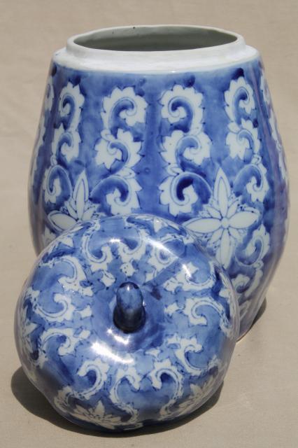 blue & white chinoiserie porcelain jar w/ winter melon or gourd shape