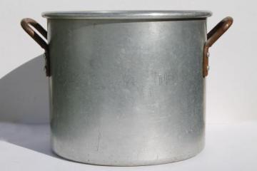 huge old Wear-Ever aluminum stockpot, commercial kitchen quality 20 qt pot semi-heavy weight
