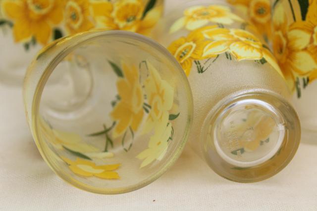 ice texture unbreakable plastic tumblers, vintage drinking glasses set w/ daffodils print