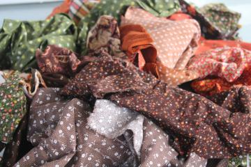 large lot vintage scrap fabric, 70s calico prints for cottagecore prairie girl sewing, quilting
