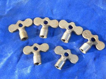lot of 6 old antique 19th or early 20th century cast iron skate keys
