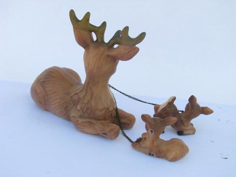 mama & baby reindeer, vintage Japan china figurines w/ chain collar