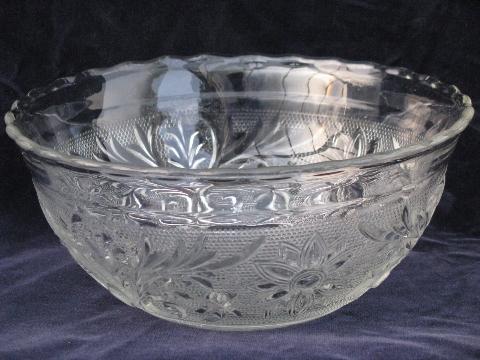 nest of bowls, Indiana sandwich daisy pattern, vintage Tiara glass