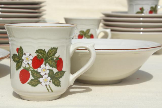 old strawberry pattern, 70s 80s vintage Gibson stoneware dishes set for 6