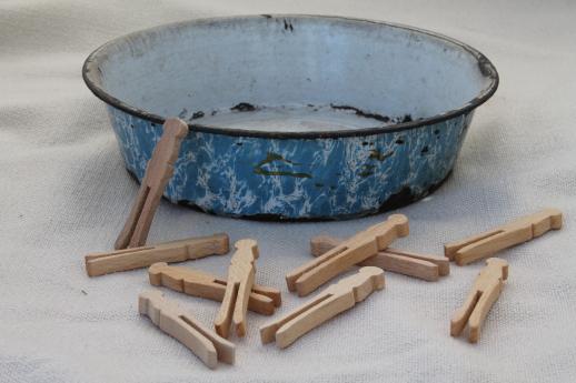 primitive old blue swirl graniteware toy washtub & doll size wood clothespins