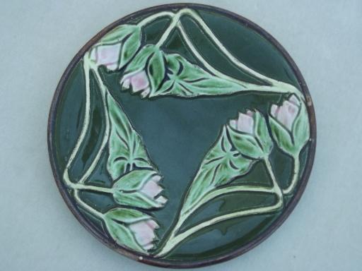 unmarked antique majolica pottery plate, art nouveau arrowroot floral