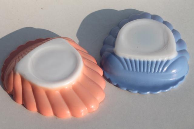 vintage Hazel Atlas Moderntone pink & blue platonite S&P shakers, seashell shape ashtrays