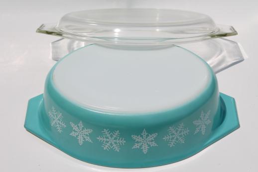 vintage Pyrex oval casserole, 2 1/2 qt baking pan retro aqua turquoise w/ snowflakes