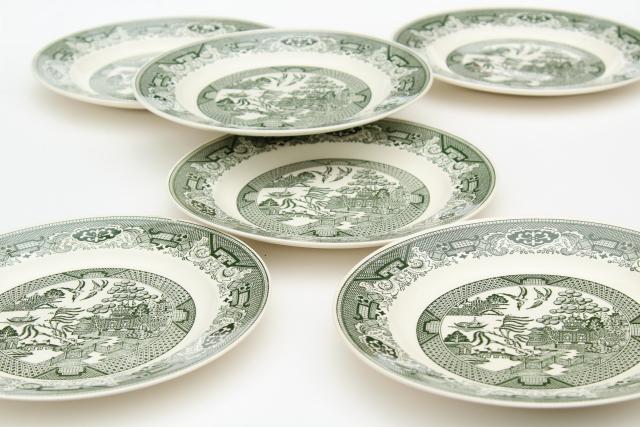 vintage Royal china green willow dinner plates, blue willow in green!