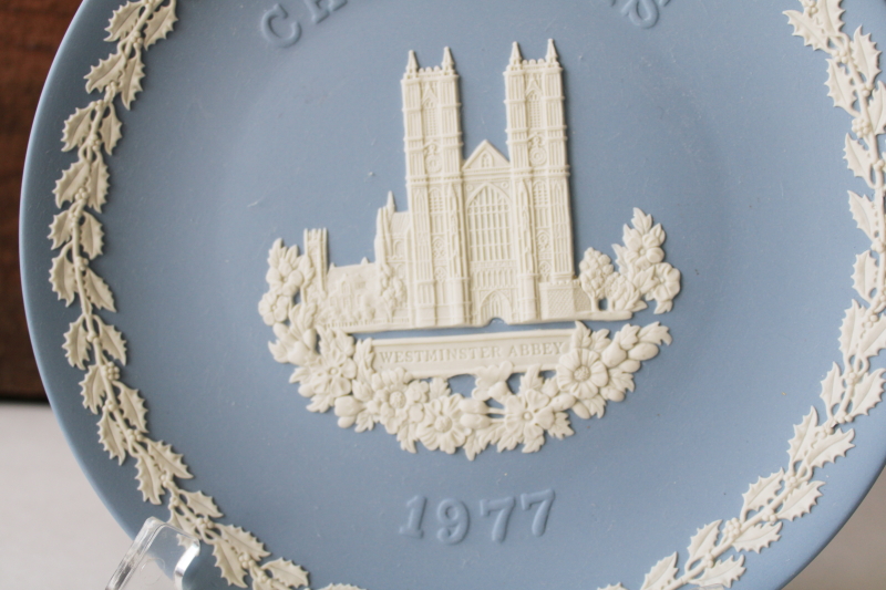 vintage Wedgwood blue  white jasperware plate, Christmas holly border Westminster Abbey