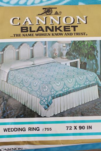 vintage blue & white blankets, Cannon label Wedding Ring quilt print blanket & solid blue blanket