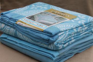 vintage blue & white blankets, Cannon label Wedding Ring quilt print blanket & solid blue blanket