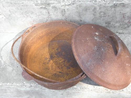 vintage cast iron dutch oven & lid for wood stove/campfire cooking