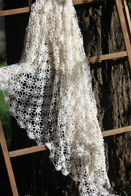vintage crochet lace bedspread, lacy white cotton cobweb or snowflake pattern