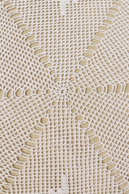vintage handmade crocheted lace tablecloth, round table cover doily daisies filet crochet