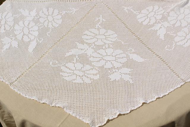 vintage handmade crocheted lace tablecloth, round table cover doily daisies filet crochet