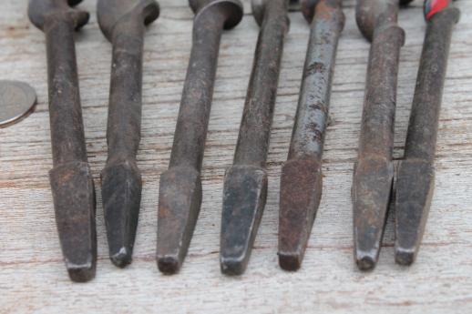 vintage wood auger bits, lot of assorted brace & bit drills, old tools