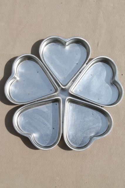 wheel of hearts baking pan, small heart shaped tin molds joined in a circle