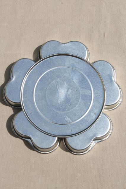 wheel of hearts baking pan, small heart shaped tin molds joined in a circle