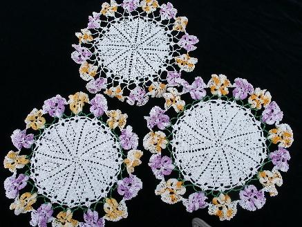 16 vintage colored thread doilies, old crochet lace doily lot, flowers