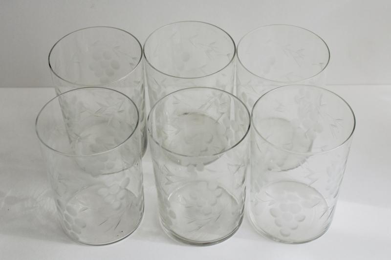 https://laurelleaffarm.com/item-photos/1920s-30s-vintage-etched-glass-lemonade-pitcher-and-drinking-glasses-set-Laurel-Leaf-Farm-item-no-fr93051-3.jpg