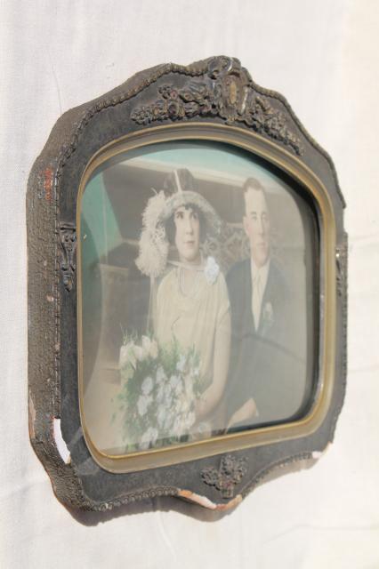 1920s vintage wedding photo portrait of Gatsby fashionable couple in convex bubble glass frame