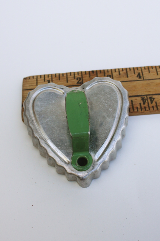 1930s vintage cookie cutter, fluted heart biscuit cutter w/ jadite green metal handle