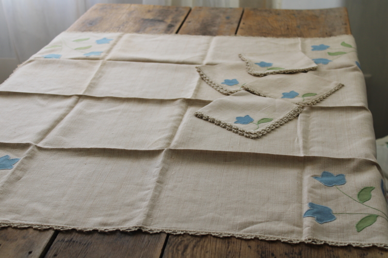 1930s vintage table linens, small tablecloth  napkins flax rayon w/ crochet  applique flowers