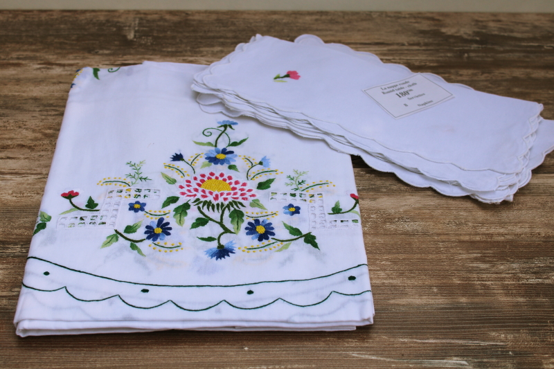 1980s vintage China embroidered cotton cutwork linens set, round tablecloth 8 napkins