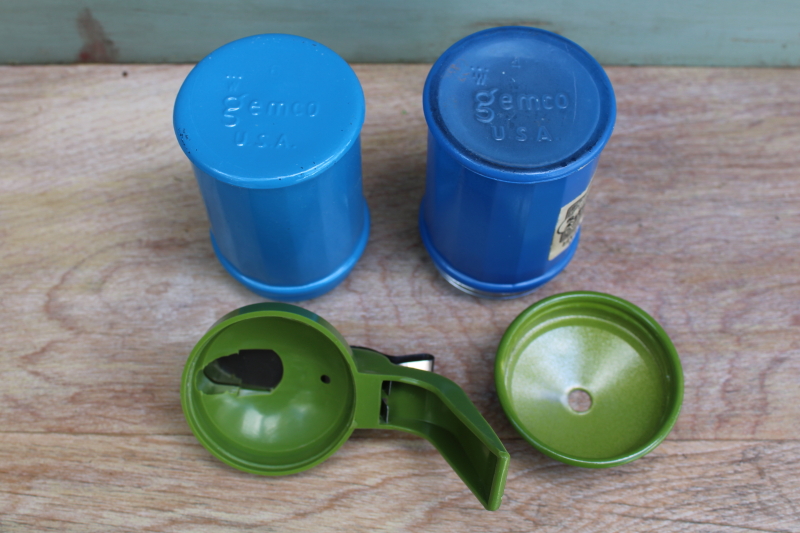 https://laurelleaffarm.com/item-photos/60s-70s-vintage-Gemco-glass-sugar-shaker-creamer-pitcher-retro-avocado-green-blue-Laurel-Leaf-Farm-item-no-rg0516158-3.jpg