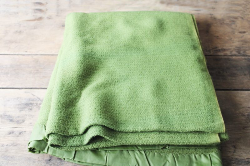 70s vintage avocado green acrylic thermal weave blanket, queen size 74 x 84