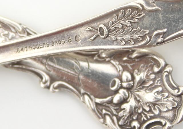 Charter oak leaf & acorn pattern silver tea spoons, engraved letter T monogram