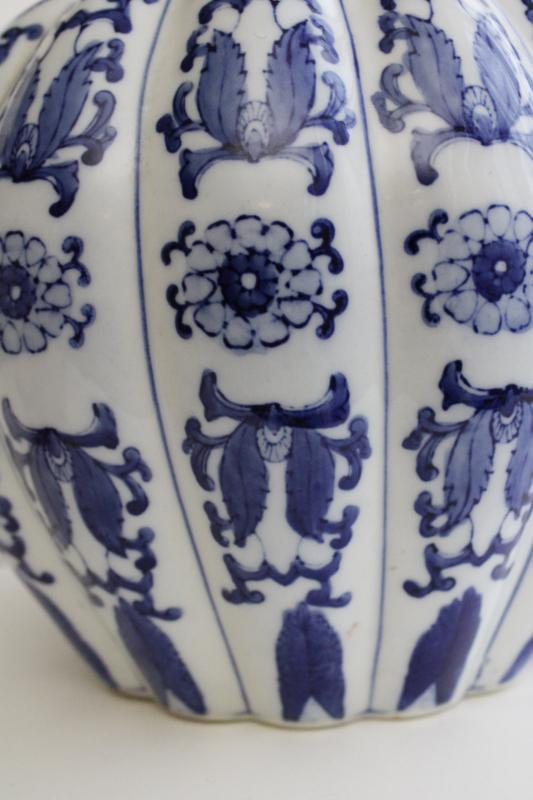 Chinese blue and white ginger jar, 1990s vintage decorative porcelain vase or urn