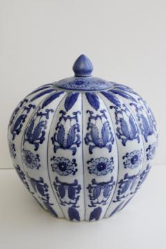 Chinese blue and white ginger jar, 1990s vintage decorative porcelain vase or urn