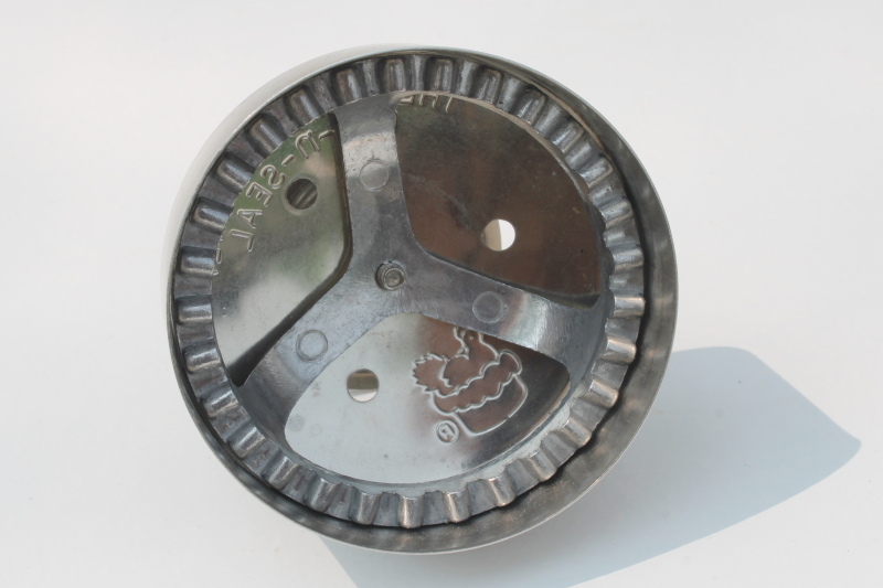 Cut n Seal dumpling maker Pampered Chef round cutter and crimper kitchen gadget