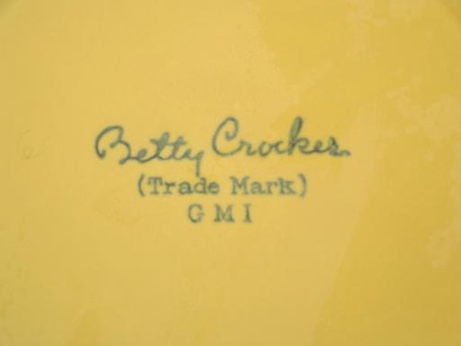 Fiesta yellow vintage Betty Crocker pottery bowl, fiestaware mixing bowl