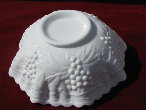 Imperial grapes pattern vintage milk glass bowl w/ crimped ruffle edge