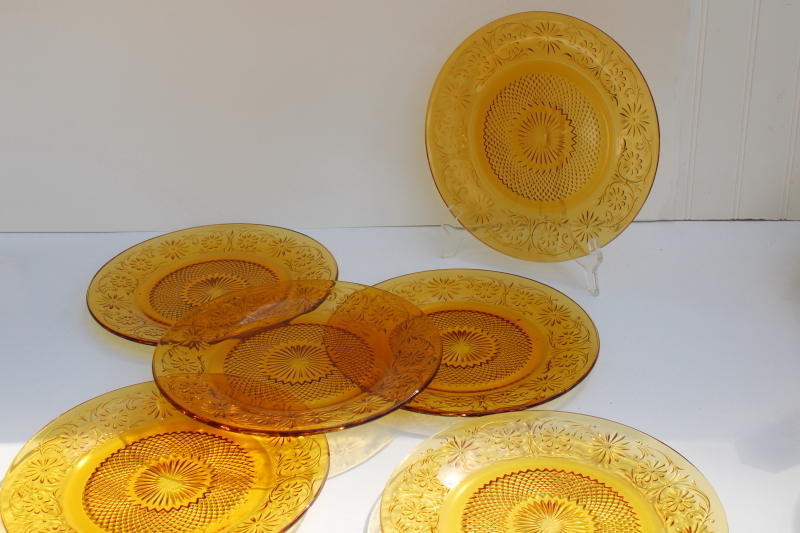 https://laurelleaffarm.com/item-photos/Indiana-daisy-pattern-vintage-amber-depression-glass-set-of-6-dinner-plates-Laurel-Leaf-Farm-item-no-rg082547-1.jpg