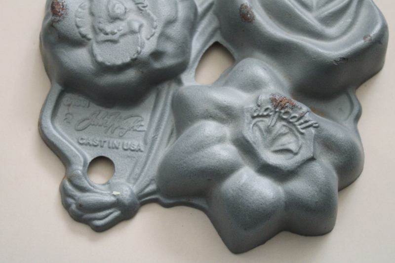 John Wright cast iron cakelet pan, flower shapes mini cakes mold