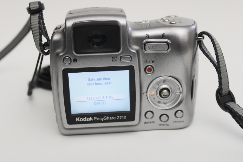Kodak EasyShare Z740 digital camera, powers on, works