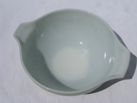 Medallion pattern vintage Pyrex kitchen glass bowl, olive green / gold