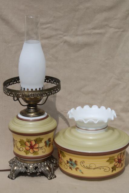 Quoizel vintage hurricane chimney lamp w/ painted milk glass shade & lighted lamp base