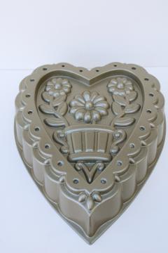 Williams Sonoma Nordic Ware Decorative Heart non-stick heavy aluminum cake pan