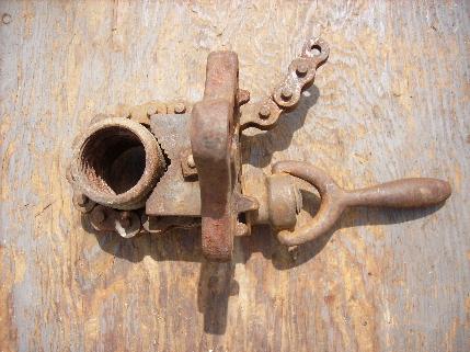 antique No 11 Erie Tool Works bench top pipe chain vise, vintage plumbing tool