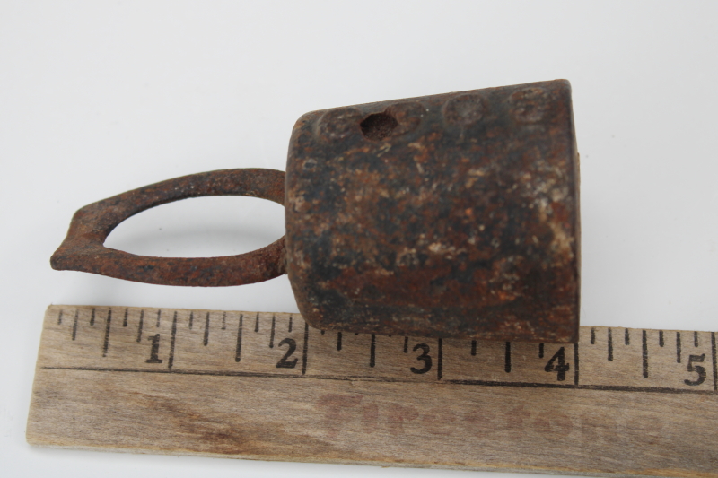 antique cast iron scale weight w/ hanging loop, rusty old primitive tool early 1900s vintage